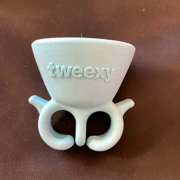 NWOT Tweexy Wearable Nail Polish Holder Ring. - Picture 2 of 4